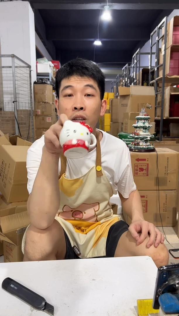 瓷片kt猫抱爱心一口杯 微瑕