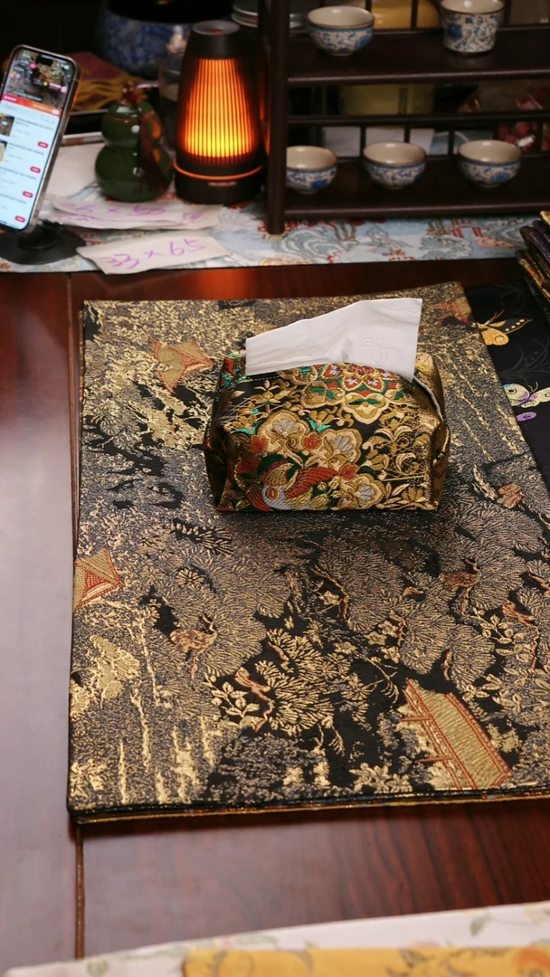 【西阵织璀璨宝箱花  花为随机纸巾套长16宽10高7】