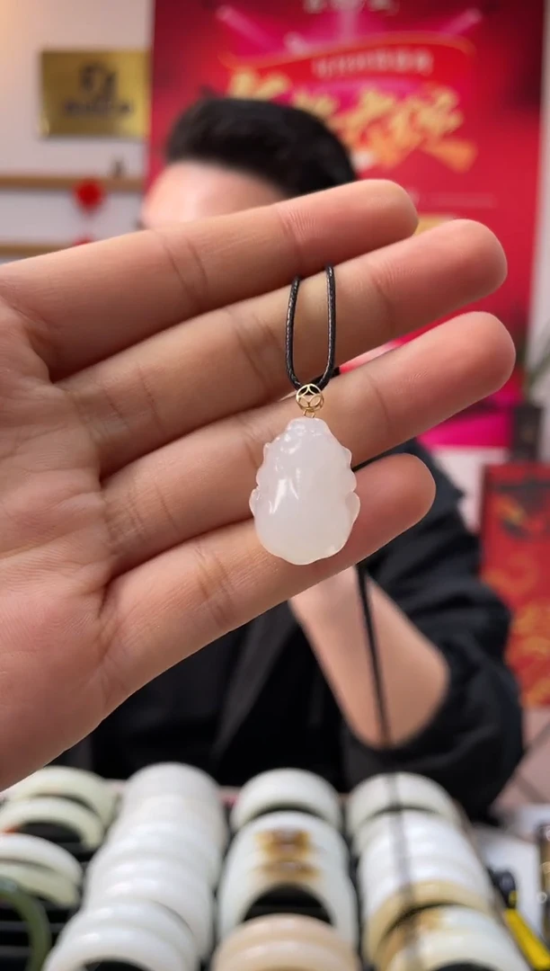 【闪购商品】和田玉颈饰18K金镶嵌貔貅吊坠随机发一件