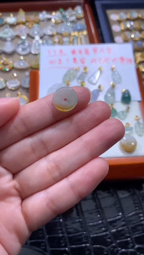 颈饰未镶嵌翡翠往****矣翡翠