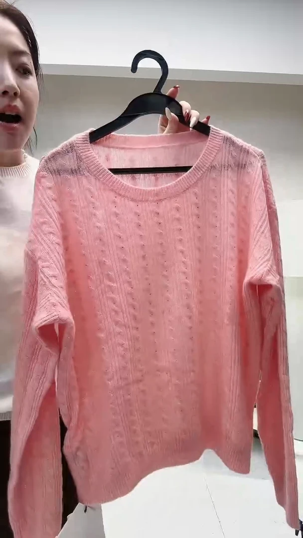樱花粉圆领绞花闪钻羊绒衫