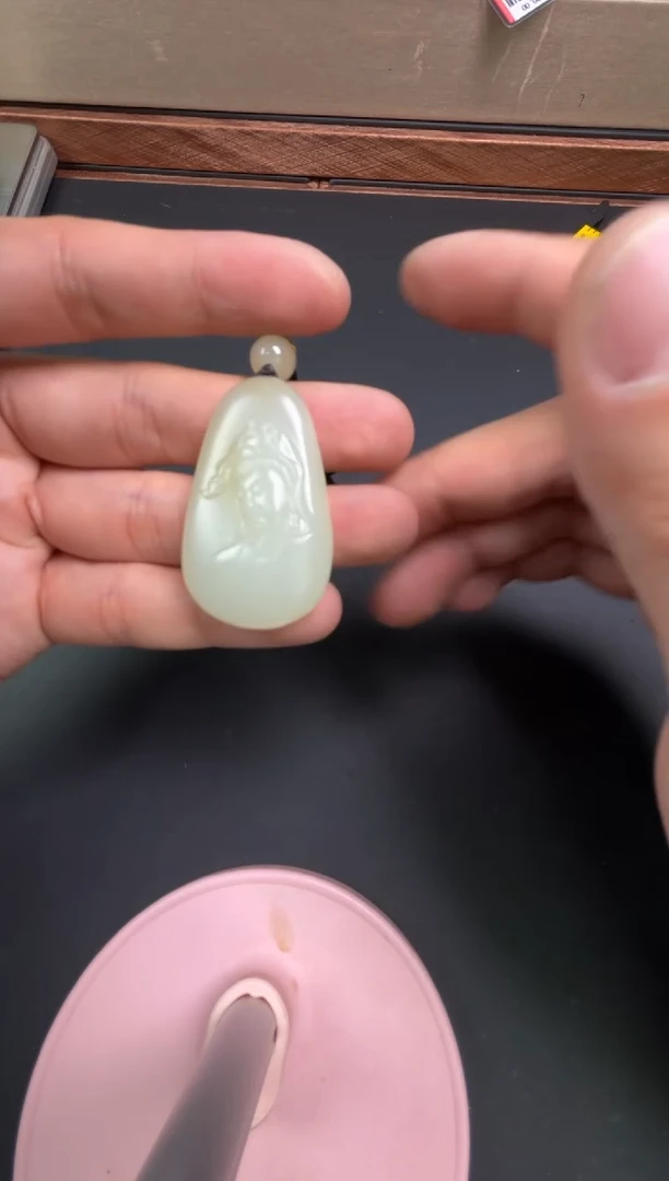 【闪购商品】和田玉吊坠(赠链)未镶嵌且末微色差迪克兰吊坠