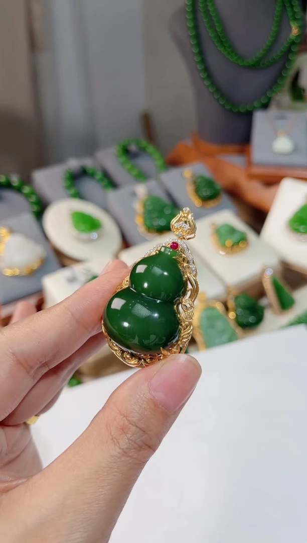 颈饰18K金镶嵌和田玉葫芦