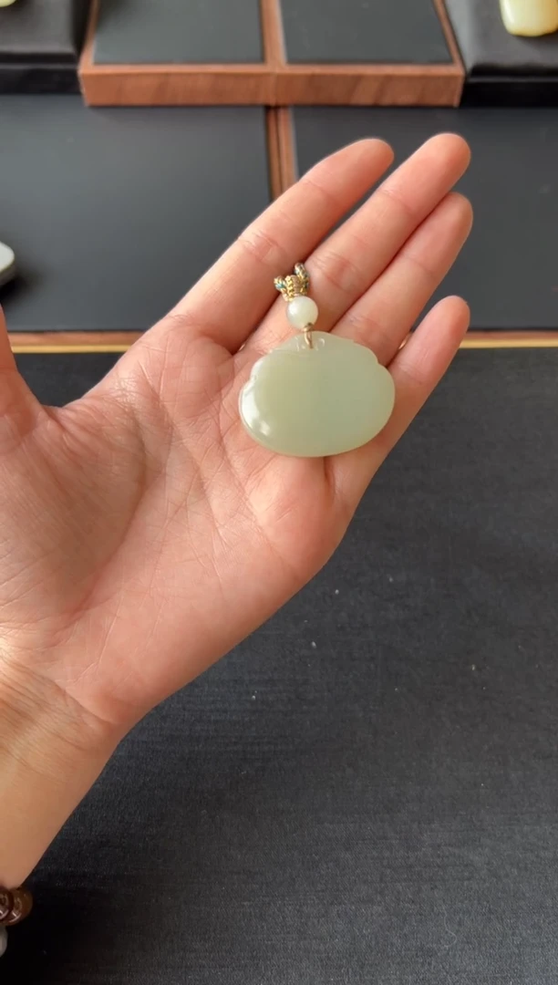 【闪购商品】和田玉吊坠(赠链)未镶嵌且末微色差迪克兰