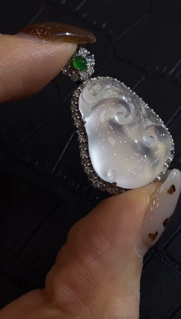 颈饰18K金镶嵌翡翠收到货48小时鉴赏期（超时不退不换）