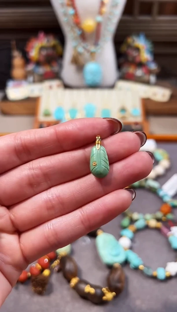 18K金镶嵌绿松石提溜羽毛