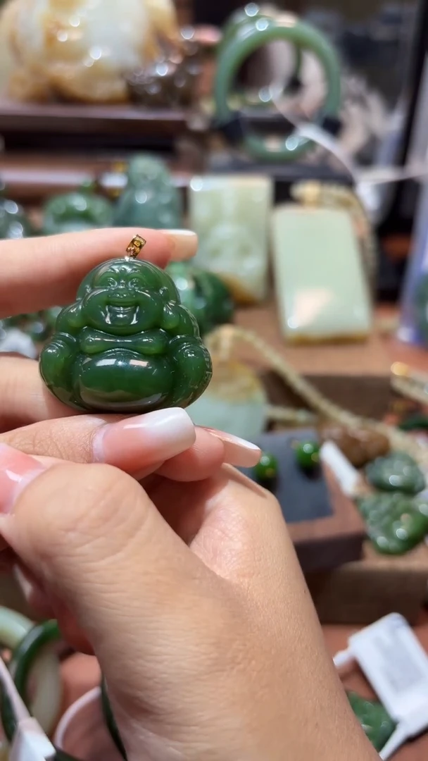 颈饰18K金镶嵌和田玉（碧玉）1