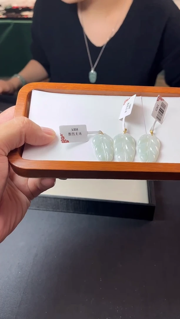 颈饰18K金镶嵌翡翠15821