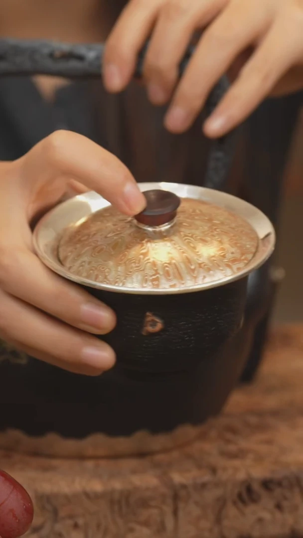 铁包银大号压手杯+木纹金盖子