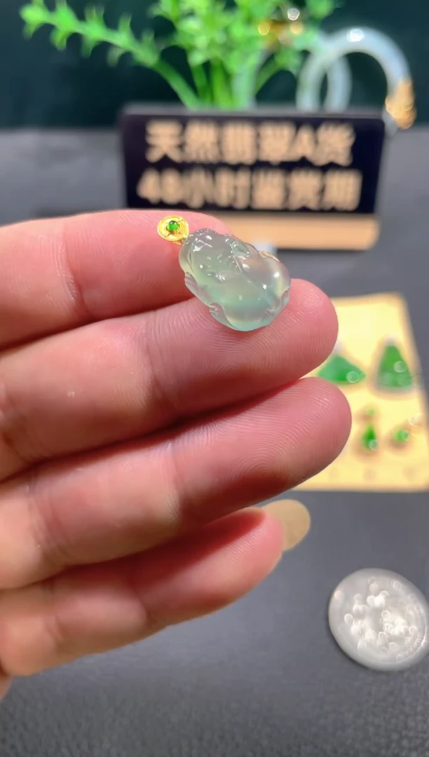 翡翠18K金镶嵌颈饰翡翠