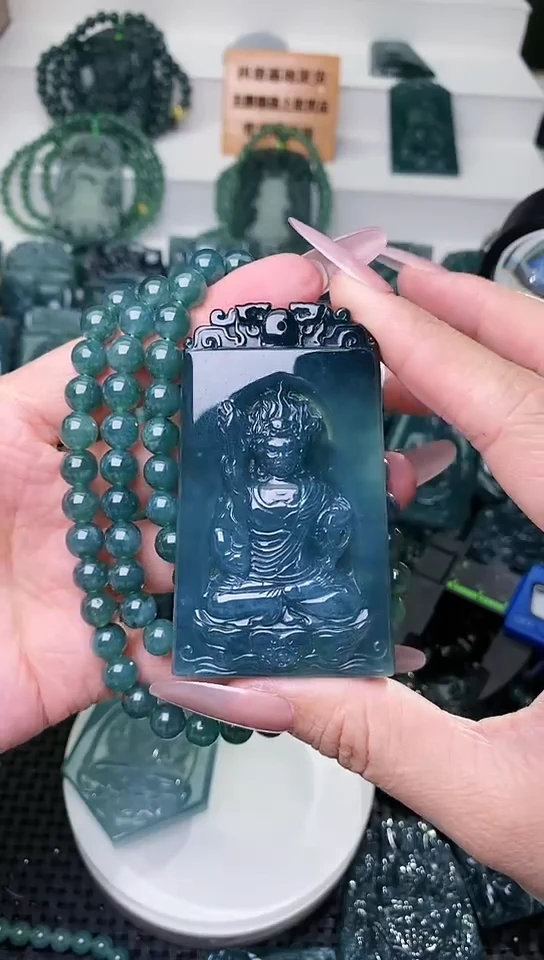 颈饰未镶嵌翡翠