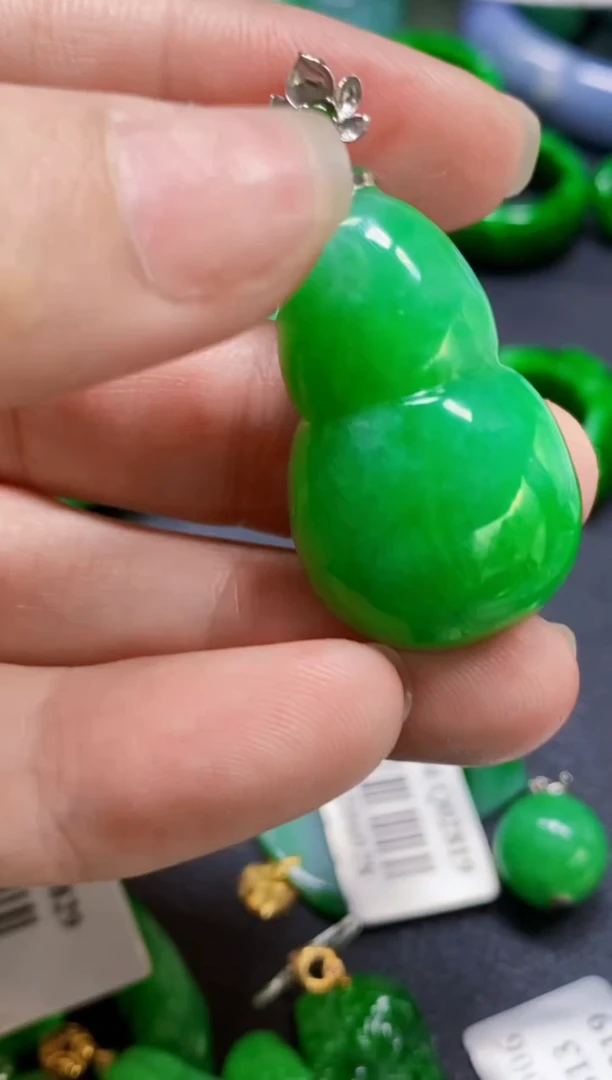 颈饰18K金镶嵌翡翠葫芦