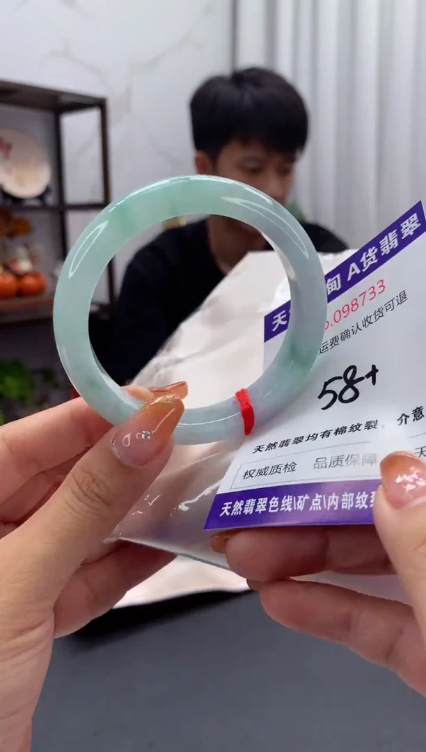 未镶嵌手镯翡翠有纹，完美者勿拍