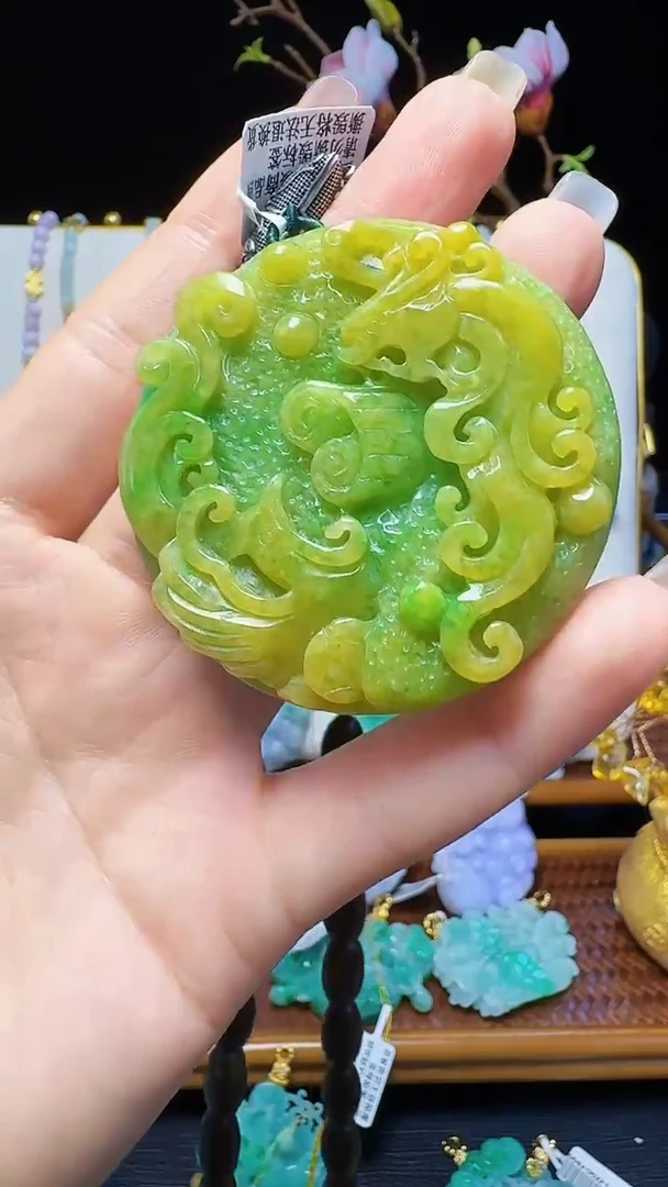 翡翠未镶嵌颈饰黄加绿花牌