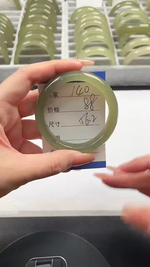 未镶嵌手镯石英质玉湖水绿