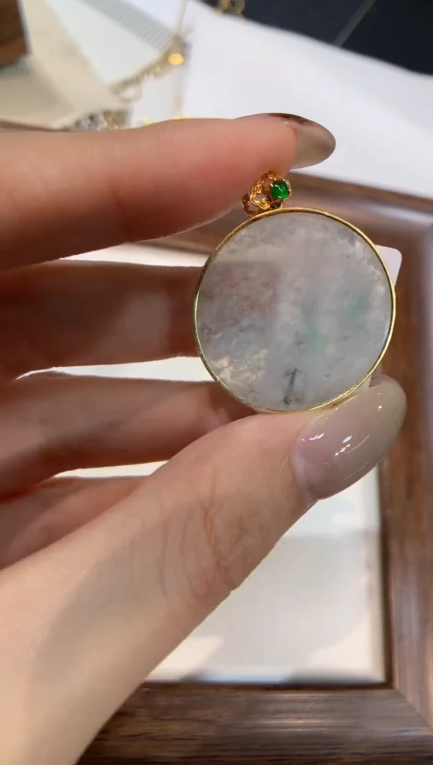 颈饰18K金镶嵌翡翠无事牌