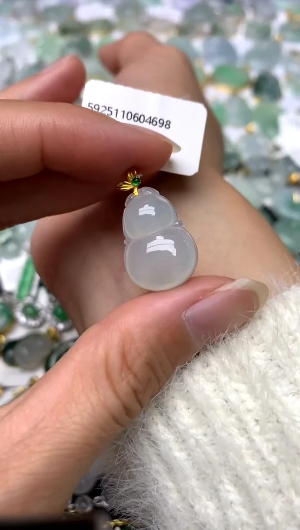 颈饰18K金镶嵌翡翠天然A货翡翠