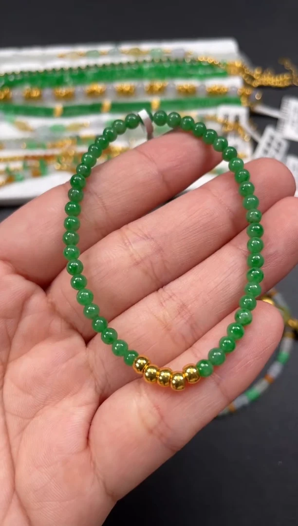 套链足金镶嵌翡翠一个    P386