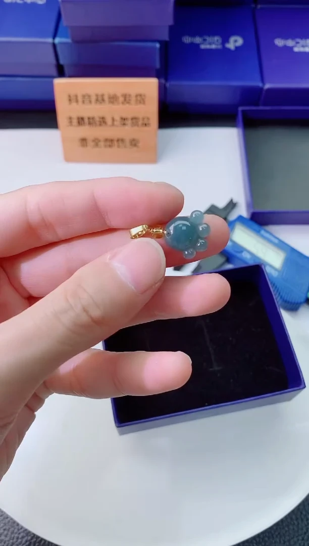 翡翠未镶嵌颈饰   `