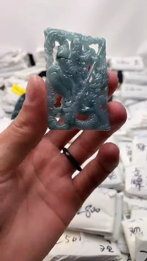 翡翠未镶嵌颈饰关公
