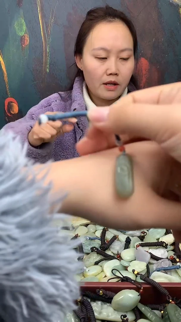 颈饰未镶嵌和田玉（多样性发一件）没有证书有瑕