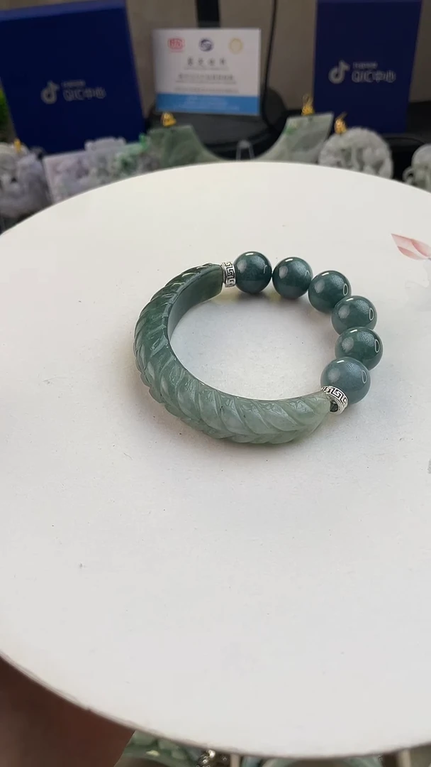 未镶嵌手链翡翠众****?定制翡翠