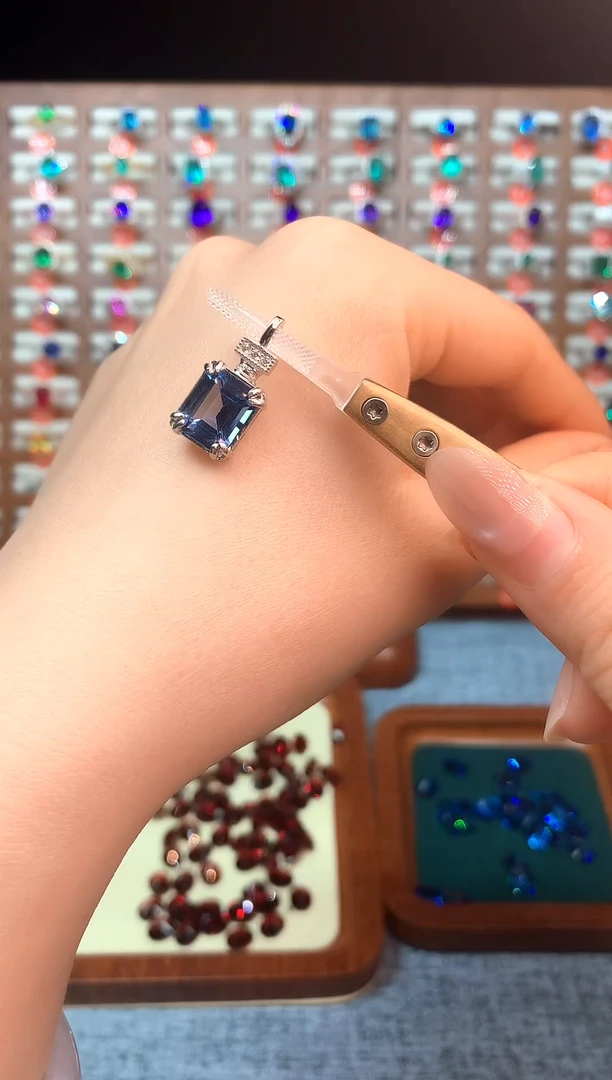 银S925镶嵌吊坠(赠链)海蓝宝石......