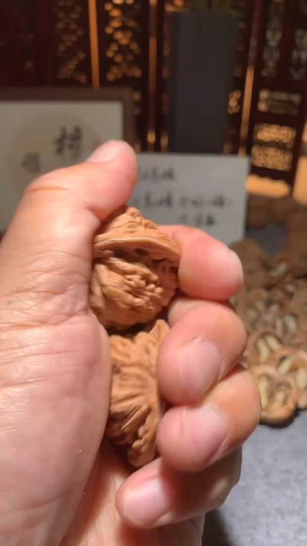 文玩核桃把件【核缘雅趣】37左右汉高楼，同尺寸随机发