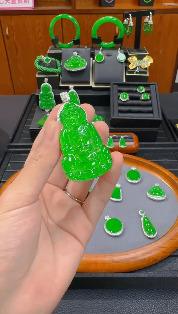 【闪购商品】翡翠吊坠(赠链)18K金镶嵌天然A货翡翠