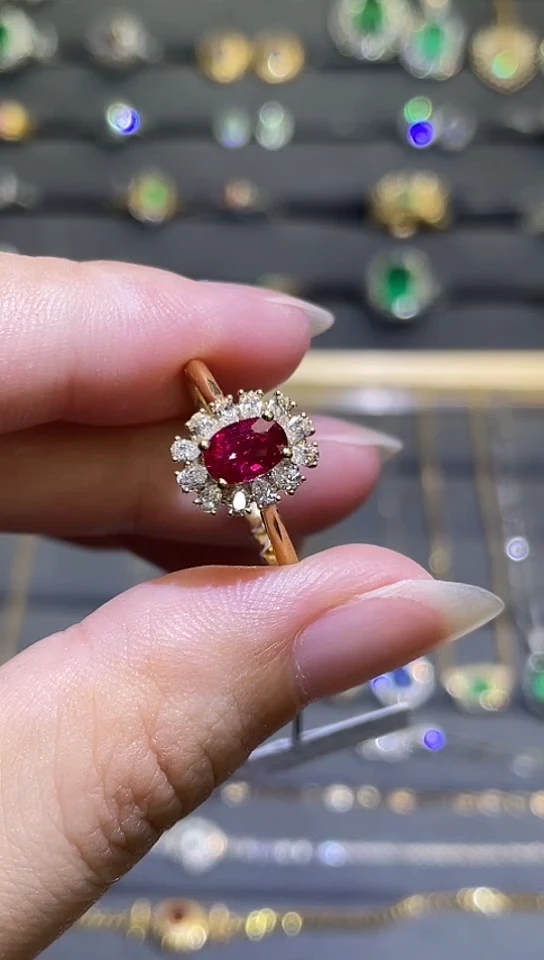 18K金镶嵌戒指红宝石无烧0.76ct