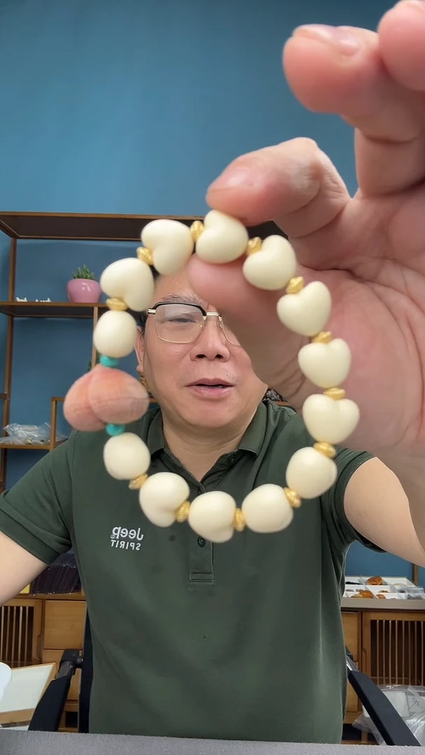 未镶嵌琥珀裸石（有瑕介意勿拍）