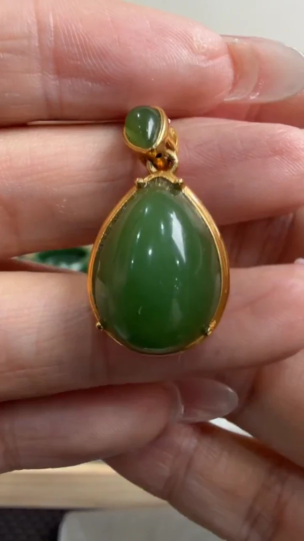 颈饰18K金镶嵌和田玉挂件