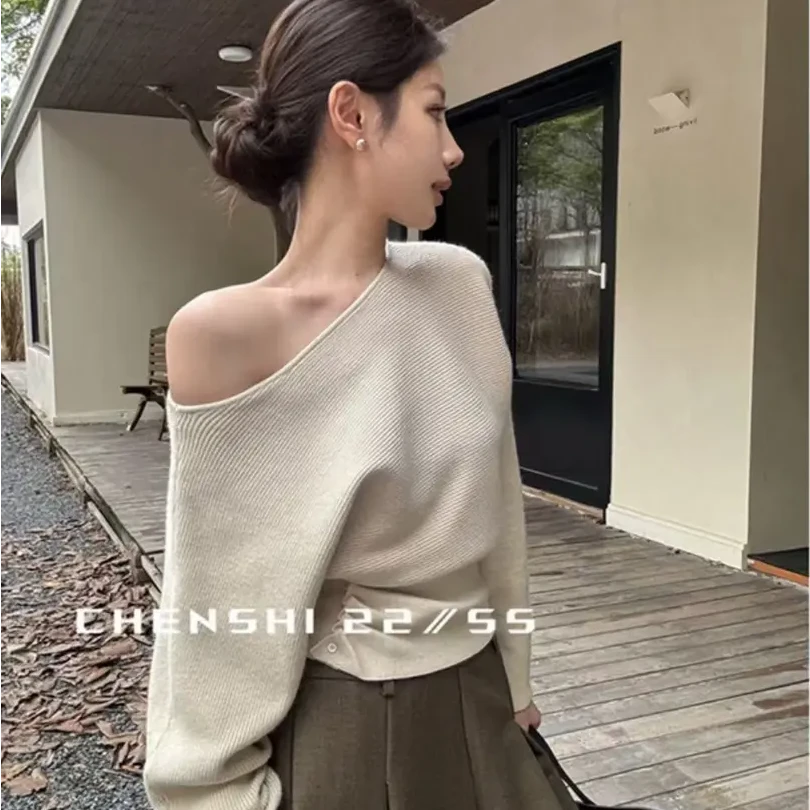 气质斜领设计感露肩长袖毛衣女秋冬季新款蝙蝠袖褶皱收腰针织上衣