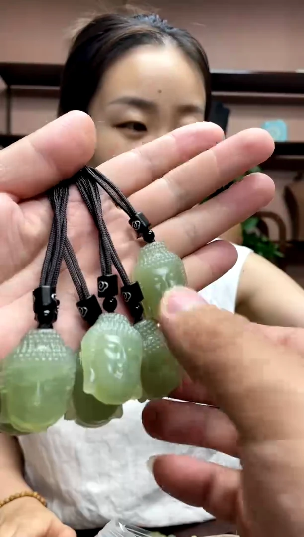 岫玉未镶嵌颈饰多样性发货发其中之一
