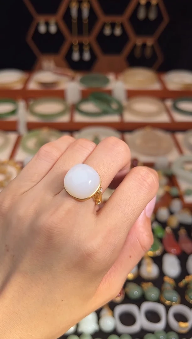 18K金镶嵌戒指和田玉精品