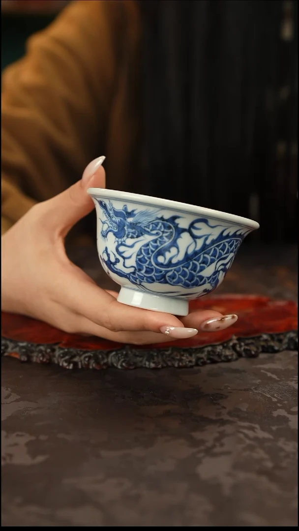 青花手绘龙纹主人杯