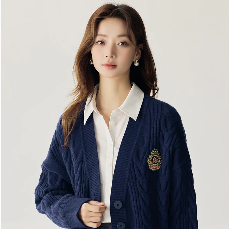 【保暖好物】茵曼秋季学院风绣章开衫毛衣女保暖V领慵懒针织外套
