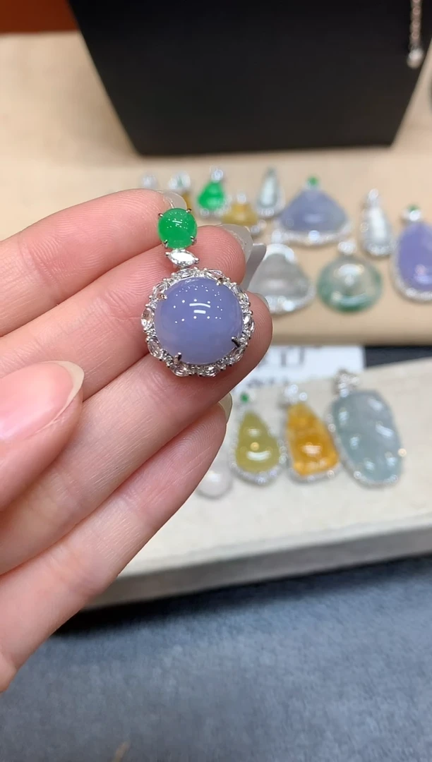 颈饰18K金镶嵌翡翠蛋面【无服务费