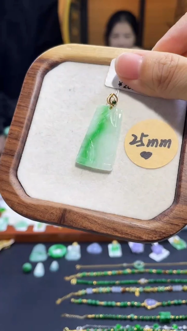 颈饰18K金镶嵌翡翠18K金镶嵌