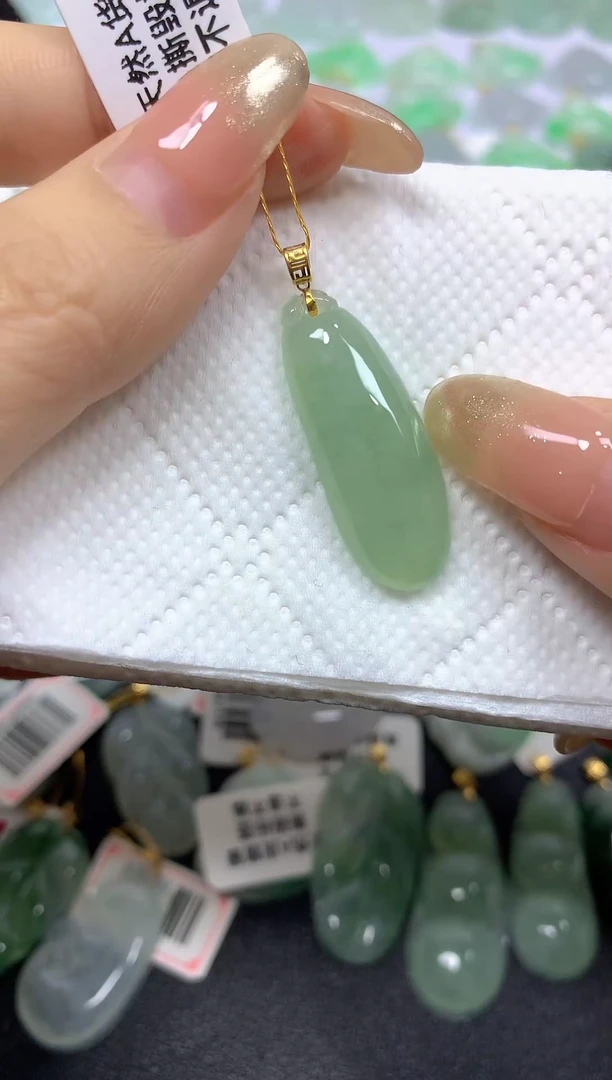 颈饰18K金镶嵌翡翠A货