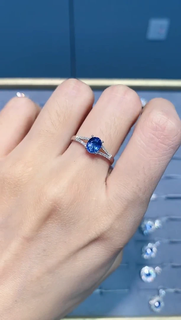 蓝宝石戒指18K金镶嵌戒指