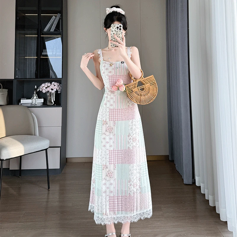 法式纯欲镂空钩花格纹吊带连衣裙女夏季2025新款气质修身显瘦长裙