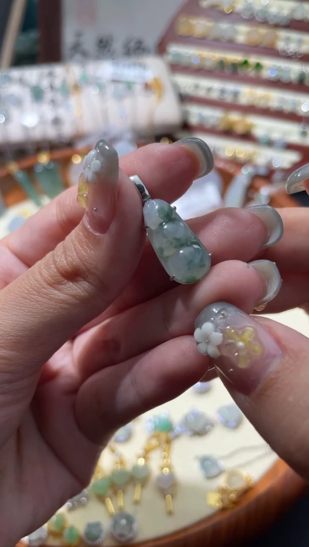 翡翠银S925镶嵌颈饰豆子