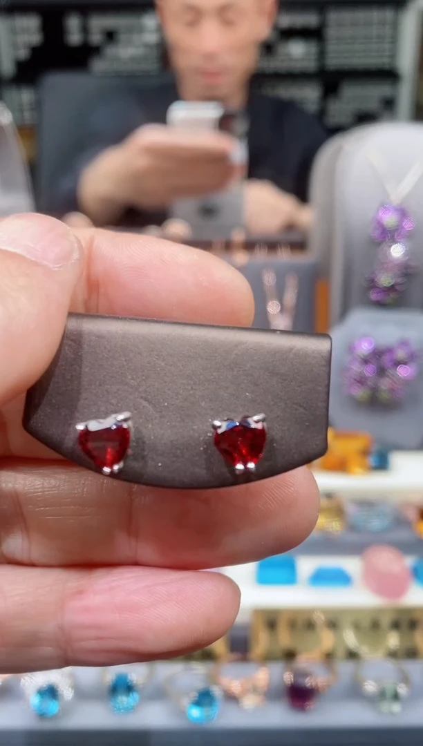【闪购商品】石榴石耳钉银S925镶嵌石榴石耳钉
