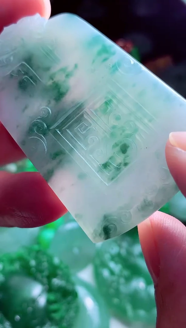 未镶嵌定制翡翠绝***?翡翠毛货定制