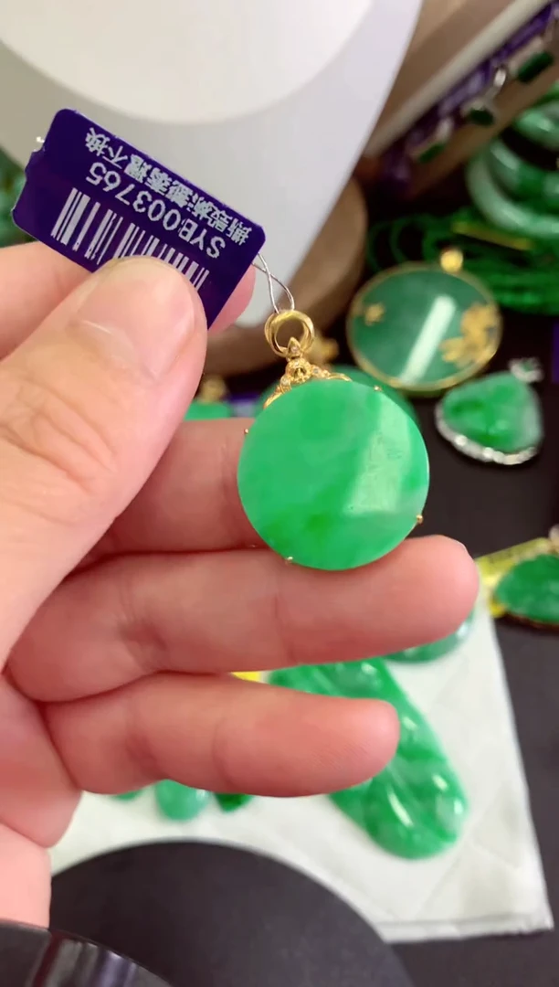 翡翠18K金镶嵌颈饰挂件