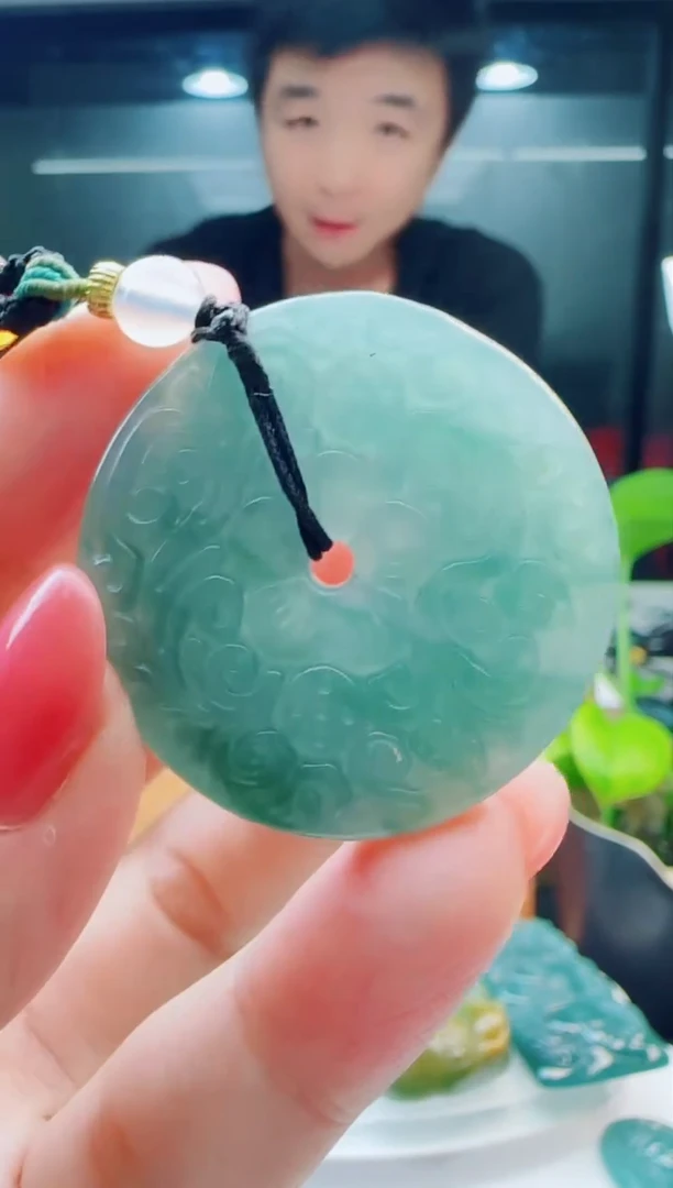 翡翠未镶嵌颈饰多样性发货其中一件