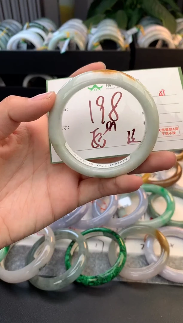 未镶嵌定制翡翠毛货需精细抛光+多人