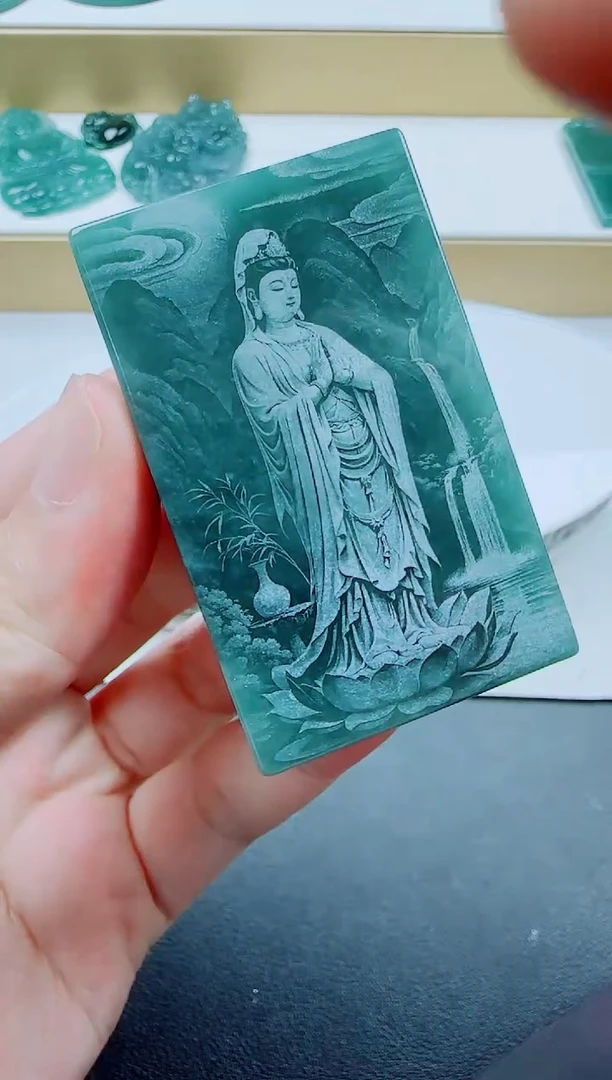 翡翠未镶嵌颈饰方观音