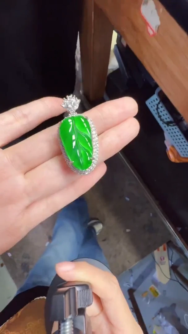 未镶嵌定制翡翠翡翠A货有轻微色差属于正常现象，叶子多样性发货1